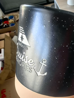 Mug à café en grès gravé au laser personnalisé en gros avec logo – Fabricant de cadeaux personnalisés – Tasse en poterie d'usine