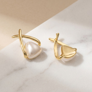 Boucles d'oreilles clous en perles françaises, design géométrique, bijoux élégants pour femmes, accessoire de mode - Product Image 4