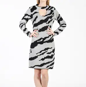 Produsen Sweater SW gaun rajut kerah bundar bergaris Zebra gaun rajut panjang selutut berongga alami yang dapat dicuci