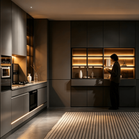 Ensemble de cuisine moderne de luxe sans poignées, finition mate bicolore, vitrine à vin en verre LED, four encastré, évier, pour villa en bois