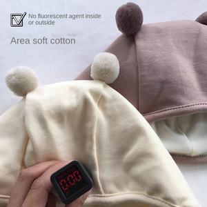 قبعة أطفال للخريف والشتاء على شكل دب بدون عظام مع كرةين دافئة لحماية الأذن للمواليد الجدد من القطن والسباندكس 48-50 سم - Product Image 4
