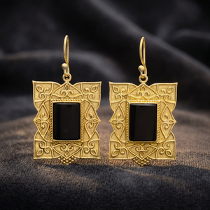 Boucles d'oreilles pendantes en laiton faites à la main avec onyx noir, plaqué or 14 carats, plaqué rhodium, design unisexe tendance, vente en gros - Product Image 2