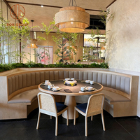 Ensemble de table en bois minimaliste, chaise en rotin, canapé en cuir gris clair incurvé, mobilier pour salon de thé, café, restaurant, hôtel, usage commercial