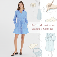Robe mini femme personnalisée en gros, bleue et blanche à rayures, col chemise, manches longues, boutonnée sur le devant, ceinturée, poches latérales, coupe évasée