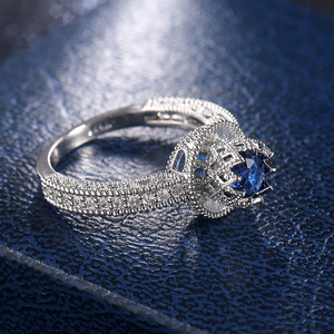 Anello a Corona Intagliato Vuoto da Donna con Accento Blu Stile Palazzo Gioielli alla Moda Ingrosso - Product Image 4