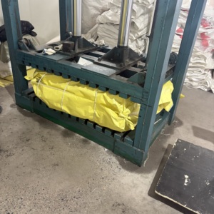 Sac Jumbo ANING robuste noir avec logo personnalisé, sac vrac FIBC stabilisé aux UV, construction à boucle croisée 5:1 pour déchets de chantier - Product Image 6