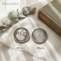 PM36891 Pendentif Collier Fait Main avec Pièce de Monnaie Équestre Elizabeth II, Bijou Plaqué Argent Antique, Breloque pour Sac et Porte-clés