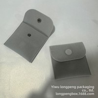 Tas Flanel Berpenutup Lipat Dua Sisi Bahan Fleece Persegi 8*8cm untuk Menyimpan Perhiasan dengan Kancing Tekan untuk Cincin