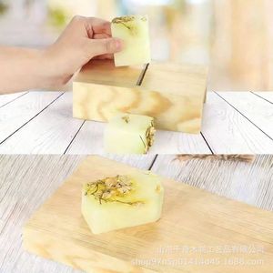 Cortador de jabón de madera hecho a mano, herramienta artesanal de estilo minimalista para hacer jabón y usar con aceites esenciales - Product Image 3