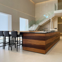 Table d'îlot de cuisine moderne en bois massif de style panneau avec plateau en marbre sur mesure et armoires de rangement