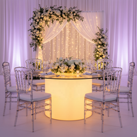 Tables et chaises de luxe pour 12 personnes, diamètre 180 cm, pour la location événementielle