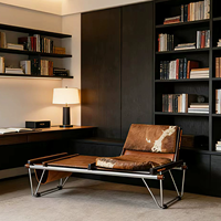 Chaise longue de style mid-century moderne avec structure en métal chromé et revêtement en cuir de vachette, inclinable
