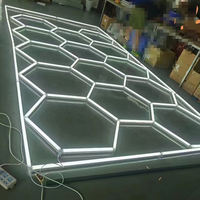 Lampe de travail LED hexagonale Arlott pour le detailing automobile, éclairage de garage triangulaire lumineux 6000K, pour entrepôt et atelier