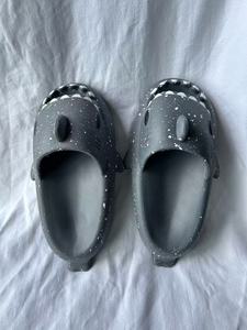 H008 Pantofole a Forma di Squalo Cartoon Grigio Scuro in EVA con Punta Aperta Fluorescenti per Tutte le Stagioni Taglia 36 37 38 39 - Product Image 6