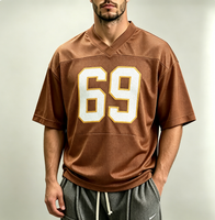 T-shirt surdimensionné de haute qualité à col en V, style football, coupe carrée, marron, avec empiècements et impression sérigraphiée, en polyester à petites mailles, pour homme