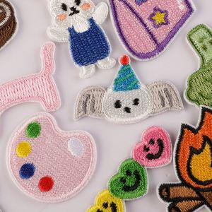 Patchs brodés mignons de dessins animés pour vêtements, patchs thermocollants DIY, motifs variés (Chat/Animal de compagnie/Nourriture), vente en gros - Product Image 2