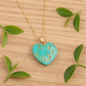 Pendentif en forme de cœur en turquoise synthétique vert avec breloques en quartz cristallin, chaîne plaquée or 18 carats, collier pour femmes, bijoux - Product Image 5