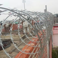 Bobine de fil barbelé à lames acérées, galvanisée à chaud pour une protection antirouille à long terme, idéale pour les clôtures de prisons et les aéroports, mais aussi pour les maisons et les habitations.
