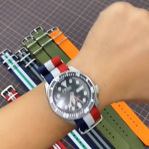 Tali Jam Tangan Nylon Bergaris Berkualitas Tinggi Multi Warna 18mm 20mm 22mm 24mm dengan Gesper PVD, Tali Jam Tangan Kain Nylon Tenun - Product Image 2