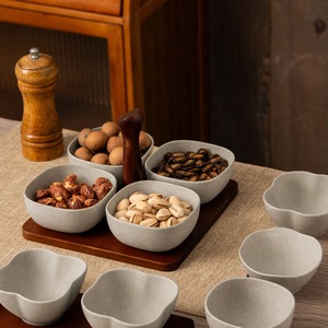 Ensemble de bols à collation avec plateau <span class=keywords><strong>en</strong></span> bois et poignée centrale, 4 récipients amovibles <span class=keywords><strong>en</strong></span> grès de forme naturelle pour noix et sauces, finition mate mouchetée - Product Image 4