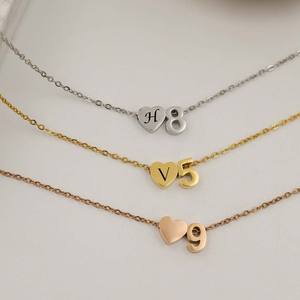 Collana con Ciondolo a Cuore Inciso con Iniziale e Tema Anno di Nascita, Gioiello Personalizzato per Ragazze - Product Image 1