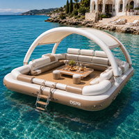 Plateforme aquatique gonflable commerciale avec abri en dôme, sièges rembourrés et table en bois pour le tourisme côtier
