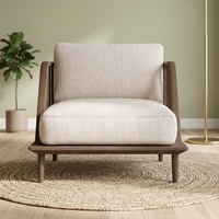 Fauteuil Nara, fabriqué en bois brun intense, incarnant l'authentique style japonais, idéal pour les espaces hôteliers élégants.