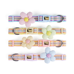 <span class=keywords><strong>Collar</strong></span> de gato y perro con letras y flores bonitas, diseño universal de poliéster con decoraciones de cinta, tracción fácil de poner y quitar - Product Image 1