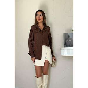 Camisa de satén jacquard marrón con botones para mujer, estilo asimétrico y holgado para el día a día - Product Image 2