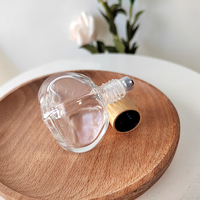 Flacon roll-on en verre transparent de 13 ml pour huiles parfumées, forme unique, avec bille métallique et bouchon en bambou