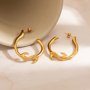 Boucles d'oreilles créoles en acier inoxydable plaqué or 18 carats, design géométrique, pour un usage quotidien - Product Image 4