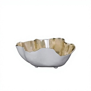 Moderno Tazón de Metal Hecho a Mano con Acabado Pulido en Color Plateado y Diseño Ondulado para Servir Alimentos, Regalos, Decoración del Hogar y Uso como Vajilla. - Product Image 1