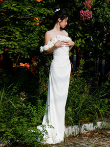 Vestido de Novia de Lujo Blanco Antiestático 100% Algodón con Hombro Descubierto y Flores de Rosa, Ideal para el Despertar de la Novia y como Vestido de Certificado de Compromiso - Product Image 2