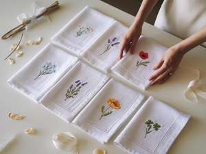 Divers mouchoirs en lin fleuri adaptés aux mariages, aux familles et aux restaurants, durables et fabriqués en 100% lin - Product Image 1