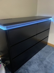 Cómoda Negra de 6 Cajones con Diseño de Perfil Curvo para Dormitorio, Cómoda de 47.2 Pulgadas de Largo con Estación de Carga y Luces LED - Product Image 4
