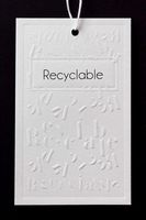 Étiquettes suspendues personnalisées écologiques et recyclables, finition gaufrée, cordon en papier, adaptées aux vêtements et chaussures, avec logo personnalisé et forme sur mesure