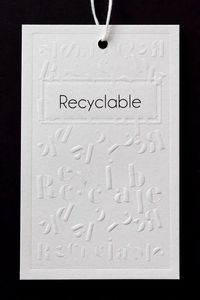 Etiquetas colgantes personalizadas ecológicas y reciclables, adecuadas para ropa y calzado, con un acabado en relieve y cordón de papel. - Product Image 5