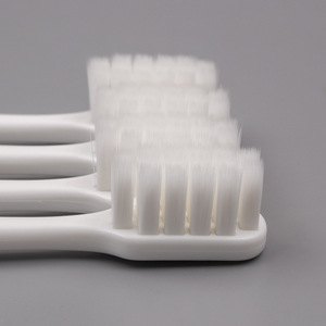 Brosse à dents à poils doux 18,9 cm en nylon, manuelle, pour usage domestique, nettoyage en profondeur pour adultes - Product Image 2