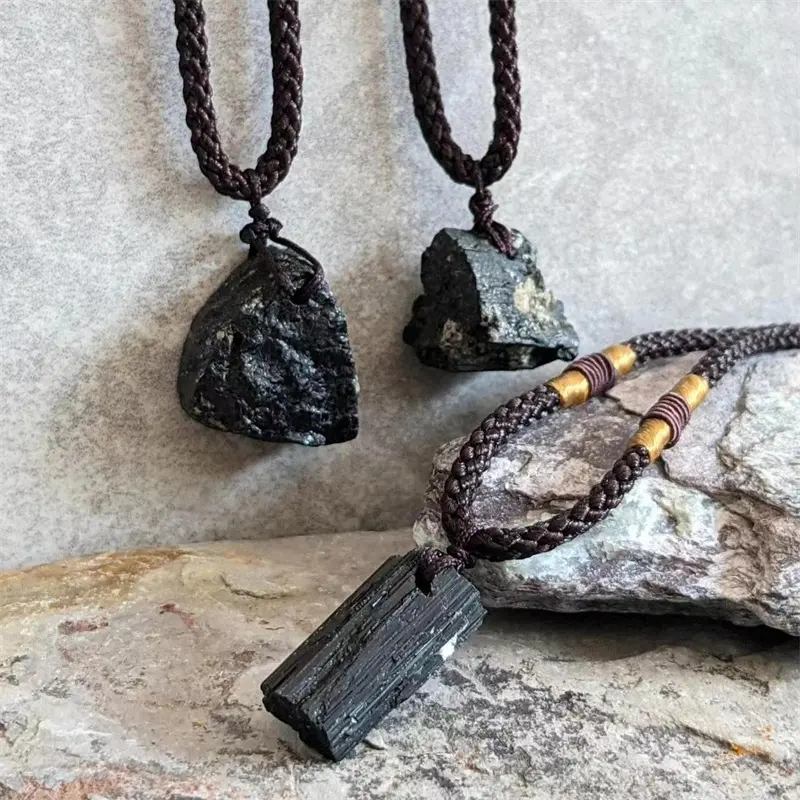 Collier pendentif en pierre de cristal de tourmaline noire brute d'énergie irrégulière naturelle pour hommes spécimens minéraux de pierres précieuses