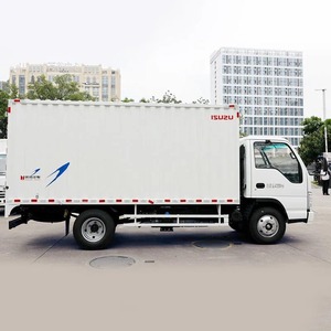 Camionnette isotherme Isuzu ELF 4x2 blanche avec roues arrière doubles et bandes réfléchissantes pour la livraison de colis e-commerce - Product Image 2