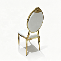 Chaise de mariage en acier inoxydable doré avec dossier sculpté en forme de couronne et médaillon ovale, revêtement en cuir blanc pour banquet