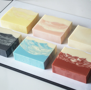 <span class=keywords><strong>Savon</strong></span> <span class=keywords><strong>artisanal</strong></span> hydratant et nourrissant Lovsens au charbon <span class=keywords><strong>de</strong></span> bambou et à l'huile essentielle <span class=keywords><strong>de</strong></span> rose pour le bain - Product Image 1