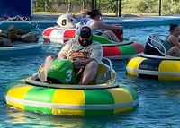 Anneau gonflable en PVC robuste, rouge et jaune rayé, pour jeux aquatiques et parcs d'attractions