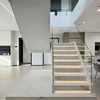 Escalier en marbre et en acier avec bande de roulement en quartz antidérapante et lumière LED Design élégant à bas prix vente en gros