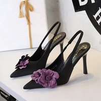 Escarpins de soirée noirs en satin à bout pointu et talon aiguille, avec fleur 3D violette, pour femme