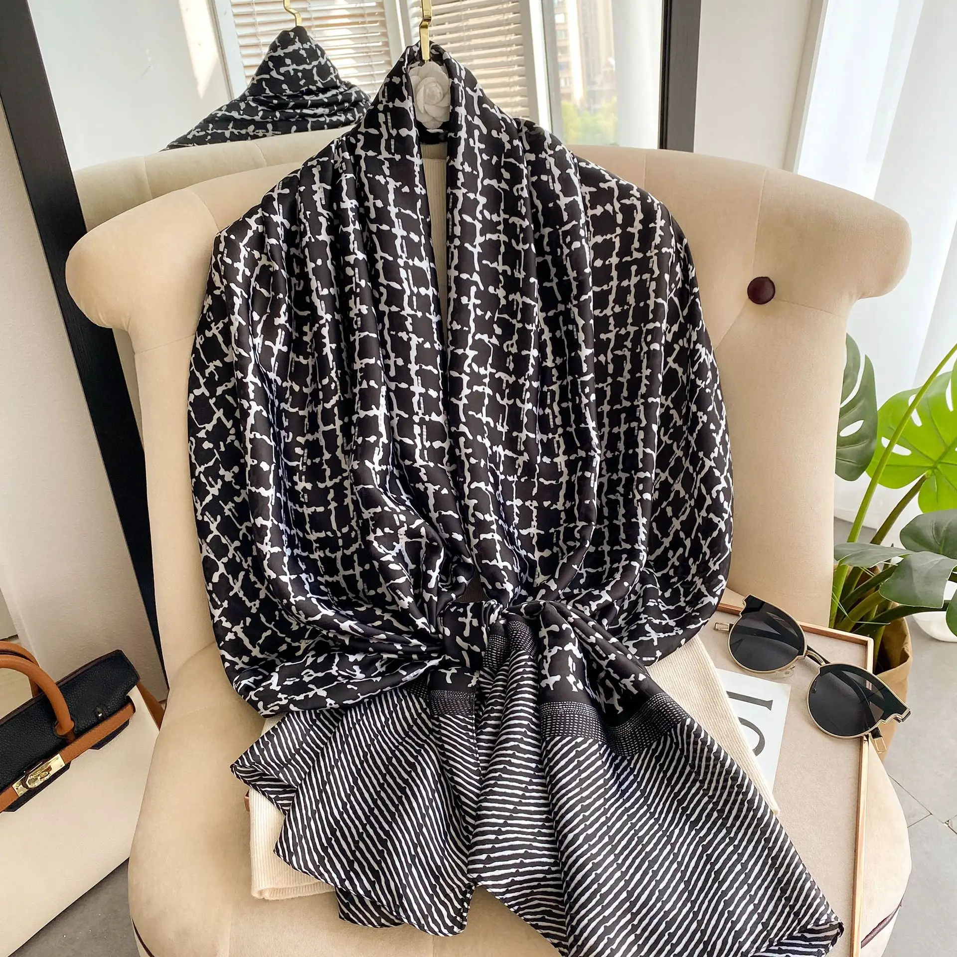 Bufandas de seda con patrón a cuadros para mujer, chales con estampado de tendencia para la cabeza, estolas de seda, color negro, alta calidad, nuevo diseño, 2022
