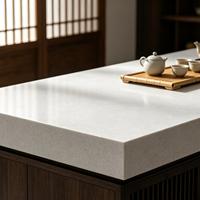 Style Chaleureux et Polyvalent, Grande Dalle de Marbre Naturel Beige Sable Blanc Idéale pour les Scènes de Sol de Salon dans une Maison Chaleureuse.