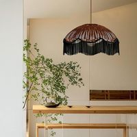 Luminaire suspendu artisanal en rotin tressé de style bohème naturel, forme coquille Saint-Jacques avec pompon, pour la décoration de bars et restaurants