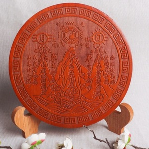Adorno Circular de Madera de Melocotón con Paisaje de Montaña y Mar de Hongju Pavilion para Decoración de Hogar, Oficina y Sala de Estar - Product Image 1
