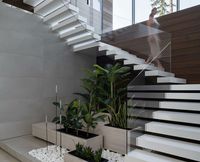 Escalier moderne personnalisé en tube carré avec surface antidérapante, garde-corps en verre pour usage résidentiel intérieur